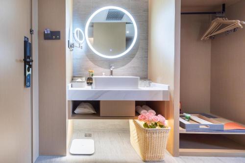 y baño con lavabo y espejo. en Atour Hotel Shenzhen Qianhai Baoan Center, en Bao'an