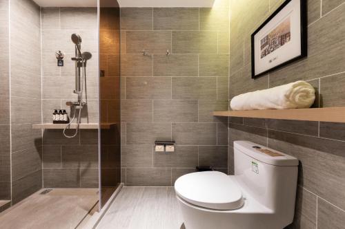 ein Bad mit einem WC und einer Dusche in der Unterkunft Atour Hotel Chengdu High-tech Tianfu 2nd Street in Chengdu
