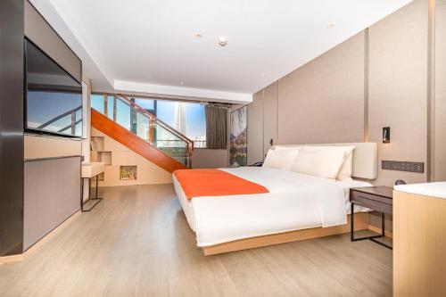 Atour S Hotel Jinan Baotu Spring في جينان: غرفة نوم بسرير كبير ودرج