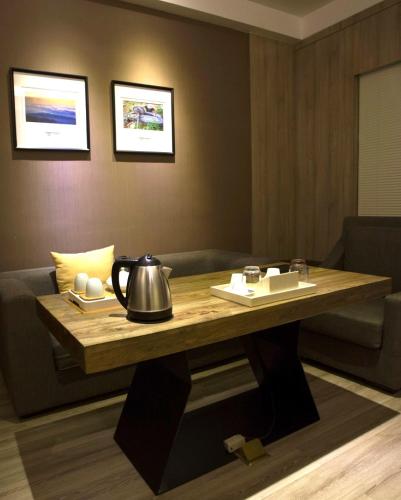 a table in a room with a tea kettle on it at Atour Hotel Jinan High-tech Wanda Plaza Tiancheng Road in Jinan