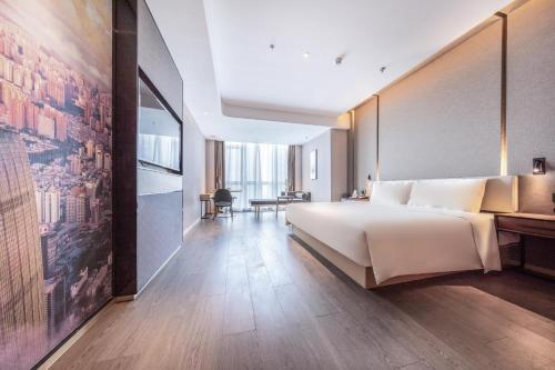 Postel nebo postele na pokoji v ubytování Atour S Shenzhen Nanshan