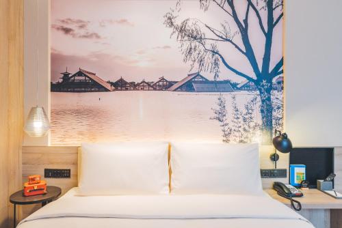 Letto o letti in una camera di Atour Hotel Shanghai New International Expo Center Maglev Station