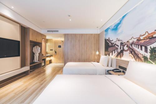 Letto o letti in una camera di Atour Hotel Shanghai New International Expo Center Maglev Station