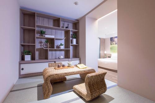 Habitación con mesa, 2 sillas y 1 cama en Atour Hotel International Convention and Exhibition Center Changchun, en Changchún