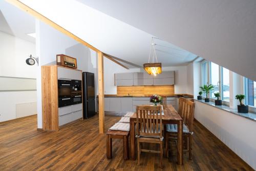 Dapur atau dapur kecil di Hochwertiges Apartment / 120m² / Dachterrasse / Parking