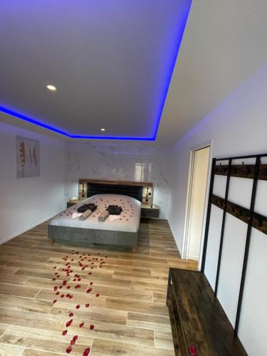 um quarto com uma cama com sapatos vermelhos no chão em Luxury spa vallon em Vallon-Pont-dʼArc
