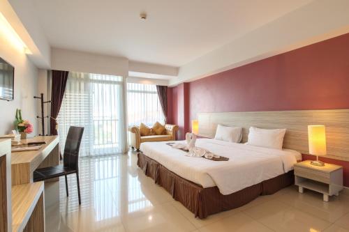 um quarto com uma cama grande num quarto em Tubtim Siam Suvarnabhumi Hotel em Bang Phli