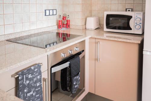 Apartaments Ashomeにあるキッチンまたは簡易キッチン