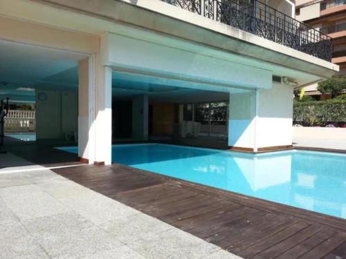 a swimming pool in front of a building at Victoria bilocale centro città e vista mare in Menton