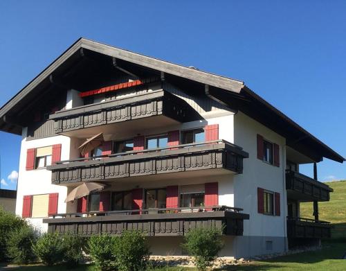 ein großes Gebäude mit Balkon auf der Seite in der Unterkunft Glückspilz in Obermaiselstein