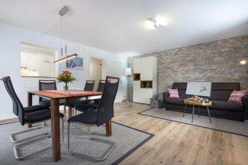 ein Wohnzimmer mit einem Tisch und einem Sofa in der Unterkunft Glückspilz in Obermaiselstein