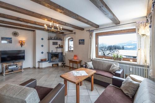 Una sala de estar con un sofá y un televisor. en Meggis Bergblick, en Bolsterlang