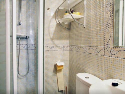 uma casa de banho com um chuveiro, um WC e um lavatório. em Holi-Rent Veramar em Estepona