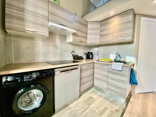 une cuisine avec une machine à laver et un lave-linge dans l'établissement Lovely & sunny loft heart of Nice with A/C!, à Nice