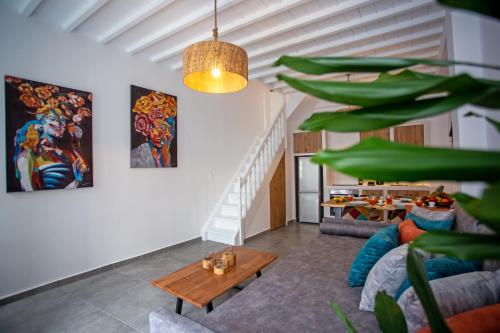 ミコノス・シティにあるAelia Suite I / Mykonos Townのリビングルーム(ソファ、テーブル付)