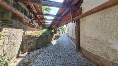 an empty alley with a wooden roof on a building at Ferienwohnung SaaleMaus in Naumburg