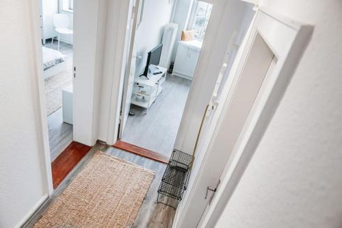 City-Appartement, Holtenauer Straße mit 24h Check-in في كيل: ممر مع باب يؤدي إلى غرفة المعيشة