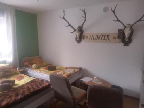 una habitación con 2 camas y un cartel que diga "cazador" en Hanter5, en Jugów