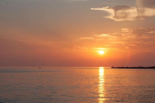 a sunset over a body of water at Almerimar Porto Fino - Appartement de luxe, vue mer in Almerimar