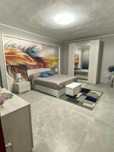 una camera da letto con un letto e un dipinto sul muro di David Home a Catania