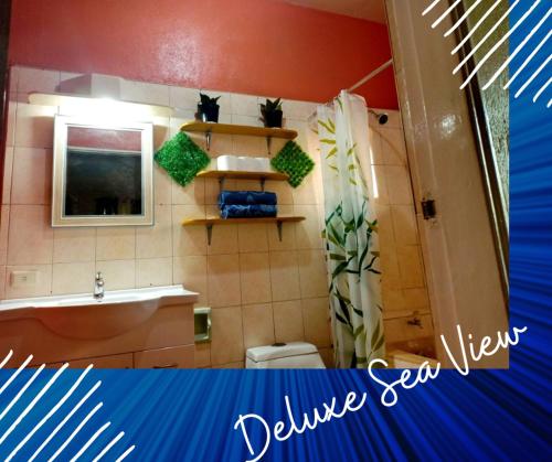 bagno con lavandino, servizi igienici e specchio di Adivayan 315 a Balabagon