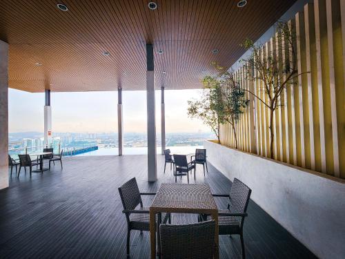 un restaurante con mesas y sillas y vistas a la ciudad en Da Men Space for 2 by Concept A Suites near Sunway Subang en Subang Jaya
