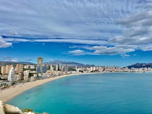 Traveler's Beach Apartment with sea view, free coffee & parking