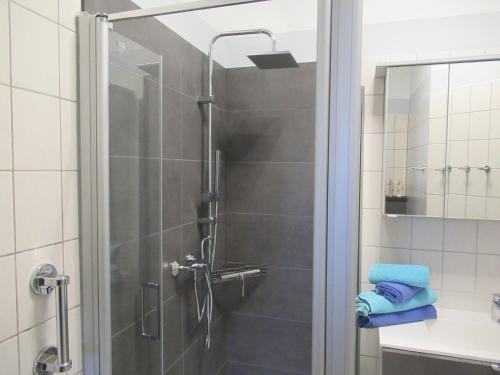 een badkamer met een douche en een glazen deur bij Ferienwohnung An der Itz in Coburg