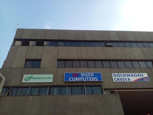 un bâtiment comportant deux panneaux sur son côté dans l'établissement DeeCinta Health Spa, à Johannesbourg