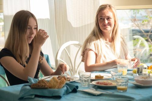 twee vrouwen aan een tafel eten bij Hotel Royal in Cesenatico