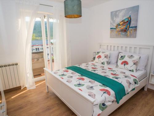 um quarto com uma cama e uma janela com vista em Apartment Ivona Tribalj em Tribalj