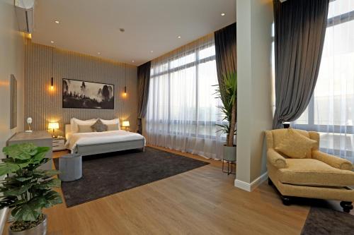 um quarto com uma cama, um sofá e uma cadeira em فلل كاسا الفندقية em Riade