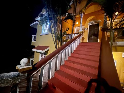 Una escalera que conduce a un edificio por la noche en Villa Marina By The Beach Goa en Benaulim