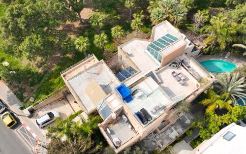 an overhead view of a house with a swimming pool at Luxury villa with a heated pool, Jakuzi and a sea view 70m from the beach in Herzelia 