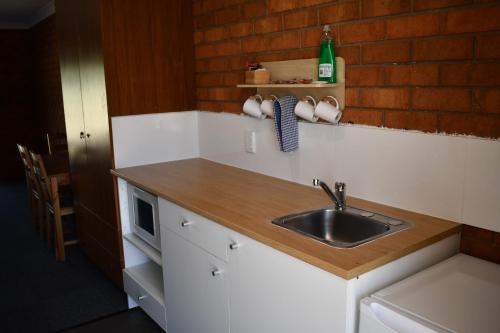 Η κουζίνα ή μικρή κουζίνα στο Berrigan Motel
