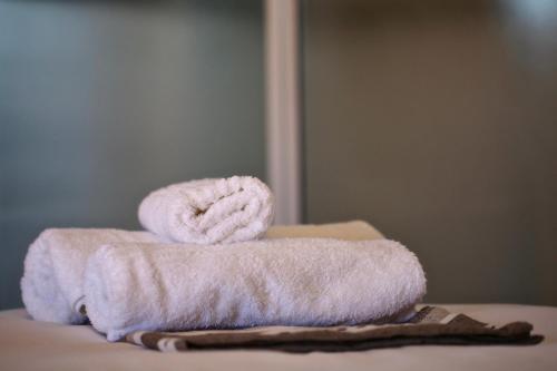 een stapel handdoeken zittend op een tafel in een badkamer bij Joy Guest House, Mabote in Maseru