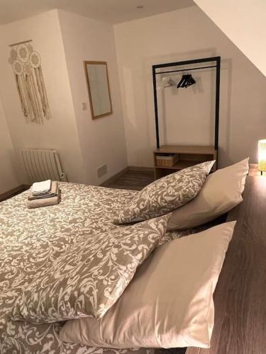 une chambre avec un lit avec des oreillers dessus dans l'établissement La courée, à Boulogne-sur-Mer