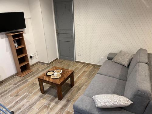 salon z kanapą i stolikiem kawowym w obiekcie La courée w mieście Boulogne-sur-Mer