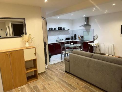 un salon avec un canapé et une cuisine dans l'établissement La courée, à Boulogne-sur-Mer