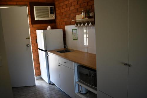 Η κουζίνα ή μικρή κουζίνα στο Berrigan Motel