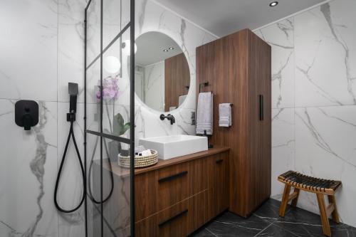 a bathroom with a sink and a mirror at Sada's House in Triovasálos