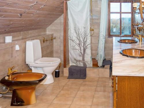 een badkamer met een toilet en 2 wastafels bij Holiday home Vestervig XXXIII in Vestervig