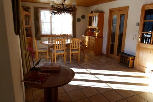 a kitchen and dining room with a table and chairs at Ferienhaus Bensel in Alvaneu