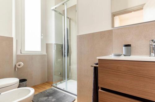 a bathroom with a shower and a toilet and a sink at Monolocale open space in Legnano