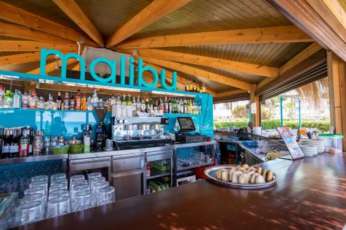 a restaurant with a bar with a lot of drinks at Seth Santo Tomás in Santo Tomás