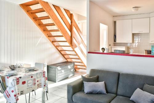 un salon avec un canapé et une table dans l'établissement Maison 4 couchages au coeur de Saint-Gilles, à Saint-Gilles-Croix-de-Vie