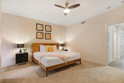 1 dormitorio con 1 cama y ventilador de techo en Peaceful Condo Walking Distance to Bourbon Street, en Nueva Orleans