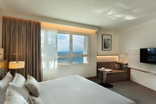 Postel nebo postele na pokoji v ubytování Sea Tower by Isrotel Design
