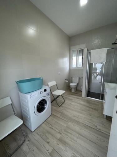 サンルカル・ラ・マヨールにあるJojuのバスルーム(洗濯機、洗濯機付)