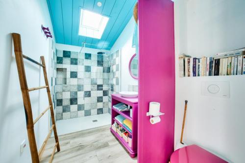 Kúpeľňa v ubytovaní Accès privée à la plage à Barbâtre - Maison pour 6